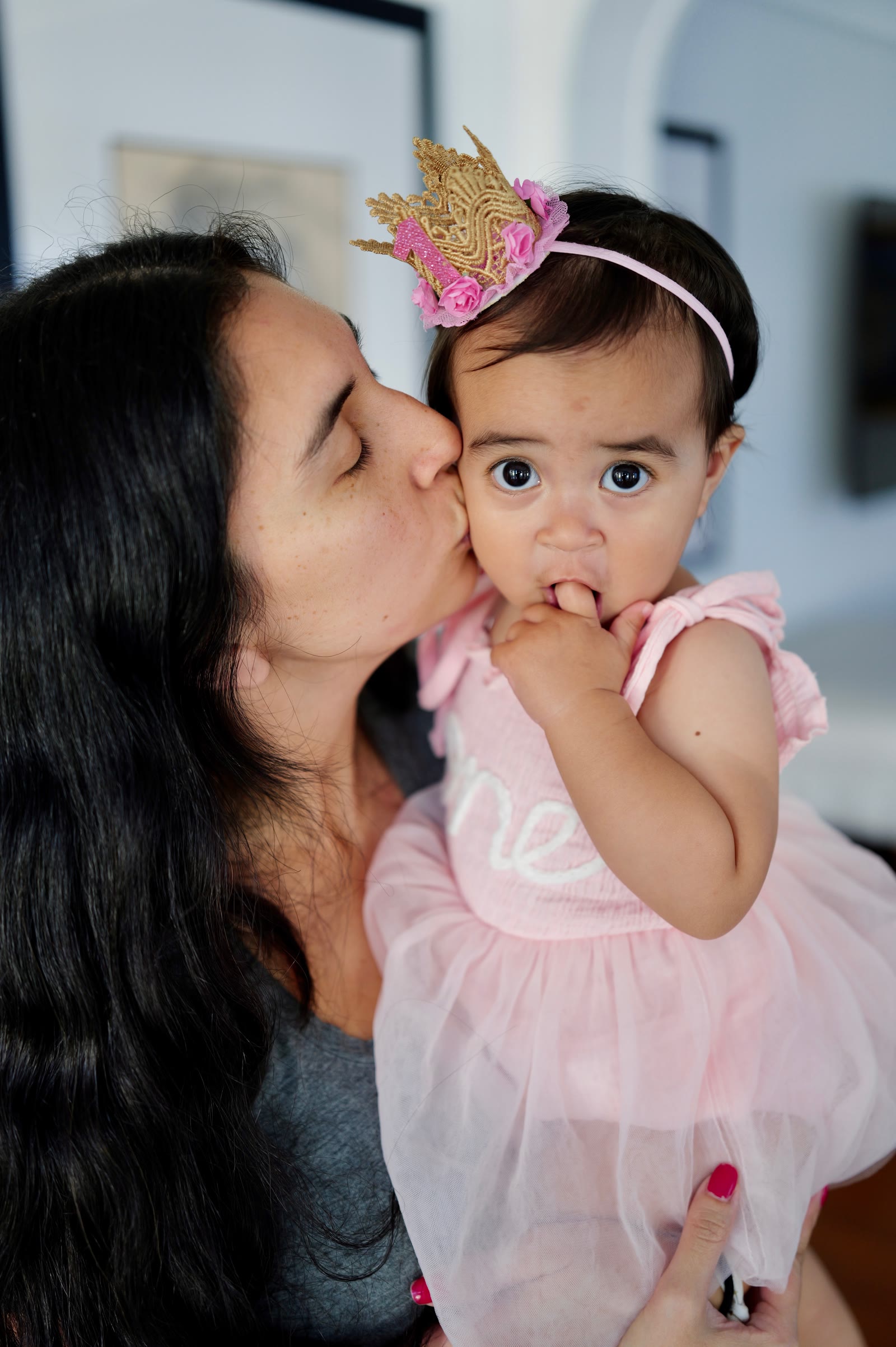 Nicole Tabs d&rsquo;Agostini kissing her daughter Leilani